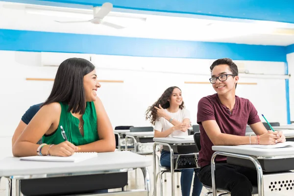 Amigos Felices Hablando Clase Escuela Secundaria —  Fotos de Stock