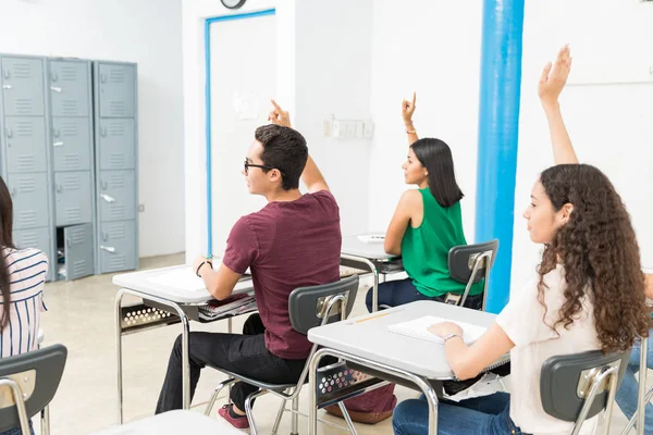 Latin Diákok Csoportja Akik Egyetemi Osztályban Kezüket Emelik — Stock Fotó