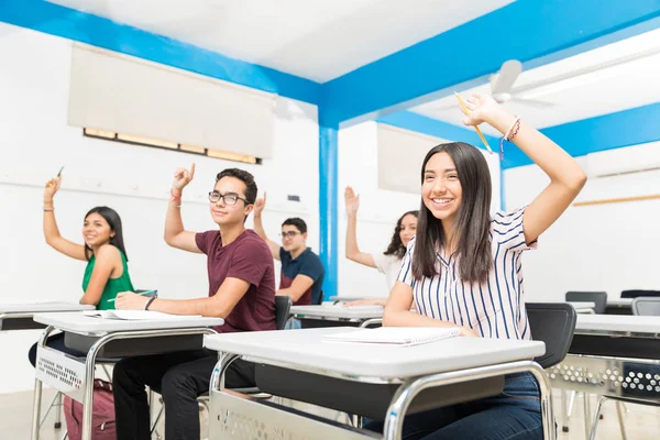 Estudantes Sorrindo Levantando Mãos Enquanto Respondem Palestra Universidade — Fotografia de Stock