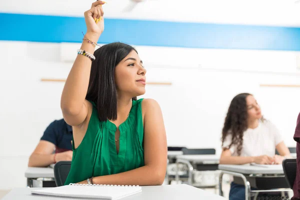 Lise Sınıfında Derste Cevap Veren Kendinden Emin Latin Kız — Stok fotoğraf