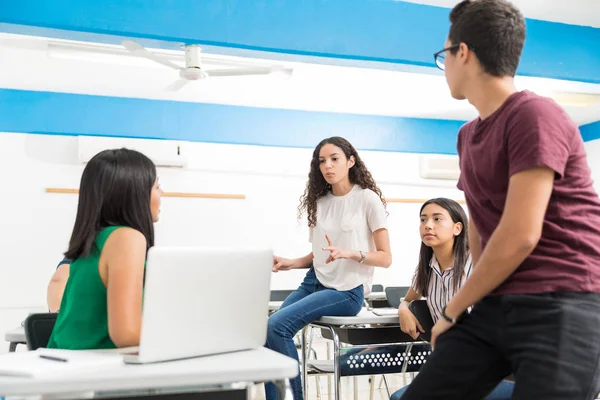 Skupina Latinských Studentů Diskutuje Projektu Vyučování — Stock fotografie