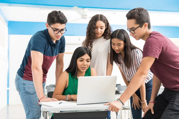 Estudantes Ensino Médio Usando Laptop Para Fazer Projetos Sala Aula — Fotografia de Stock