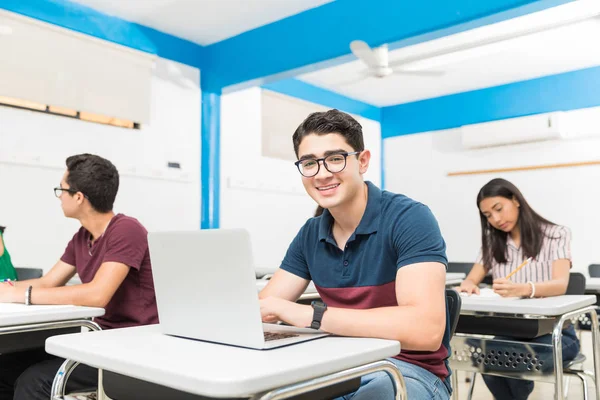 Retrato Adolescente Sorrindo Estudante Usando Laptop Palestra Escola — Fotografia de Stock