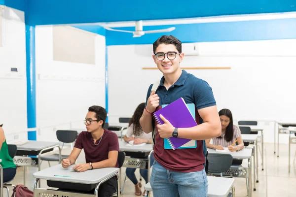 Alumno Adolescente Confiado Con Libros Pie Aula —  Fotos de Stock