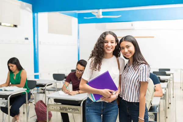 Amis Souriants Latins Debout Dans Salle Classe Lycée — Photo