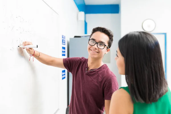 Adolescent Confiant Écrit Sur Tableau Blanc Lycée — Photo