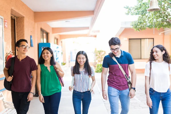 Grupo Adolescente Feliz Andando Campus Universitário — Fotografia de Stock