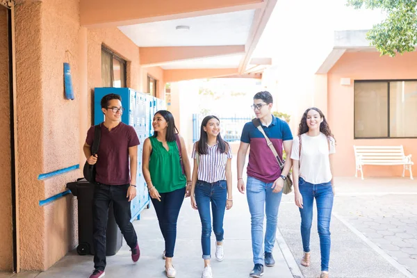 Volledige Lengte Van Tiener Studenten Wandelen Samen Gang Middelbare School — Stockfoto