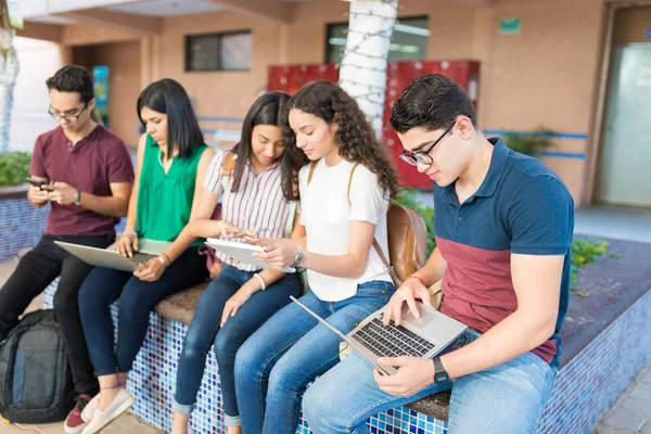Μαθητές Που Χρησιμοποιούν Τεχνολογίες Ενώ Κάθονται Στην Πανεπιστημιούπολη Του Λυκείου — Φωτογραφία Αρχείου