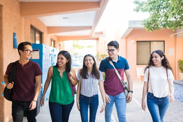 Grupo Amigos Adolescentes Caminhando Juntos Corredor Universidade — Fotografia de Stock