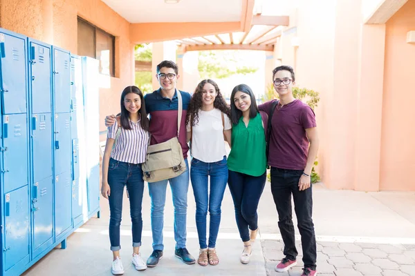 Grupo Amigos Adolescentes Felices Pasando Rato Pasillo Escuela Secundaria —  Fotos de Stock