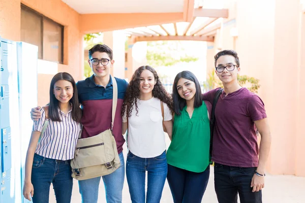 Retrato Estudiantes Secundaria Confiados Pie Juntos Pasillo —  Fotos de Stock