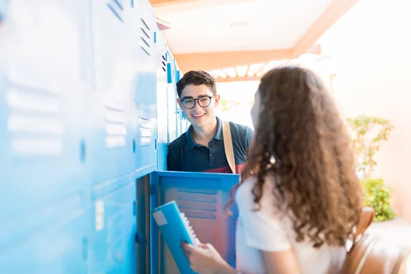 Teenage Boy Praten Met Klasgenoot Terwijl Staande Door Lockers Middelbare — Stockfoto