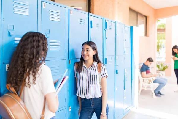 Estudantes Adolescentes Fofocando Enquanto Estão Nos Armários Campus — Fotografia de Stock