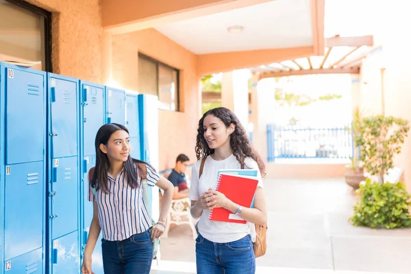 Estudantes Adolescentes Sorridentes Conversando Enquanto Caminham Juntos Corredor — Fotografia de Stock