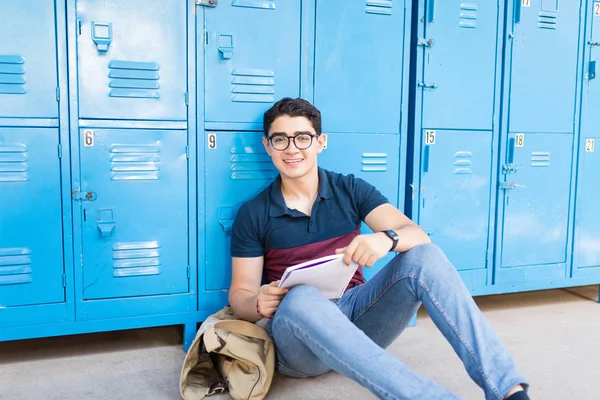 Πορτρέτο Ενός Χαμογελαστή Αρσενικό Μαθητή Ανάγνωση Ενός Βιβλίου Στο Διάδρομο — Φωτογραφία Αρχείου