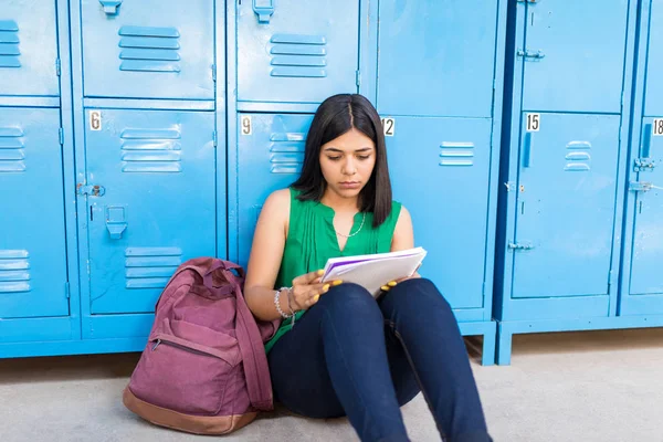 Chica Joven Seria Leyendo Libro Contra Casilleros Pasillo Escuela Secundaria — Foto de Stock