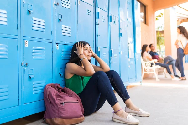 大学の廊下でストレスを感じるラテン系女子学生 — ストック写真