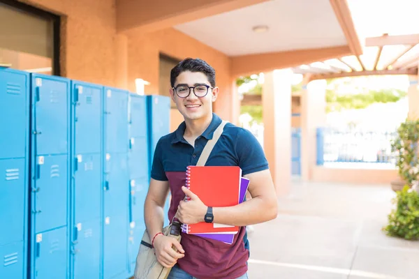 Portrait Garçon Mignon Avec Des Livres Sac Debout Dans Campus — Photo