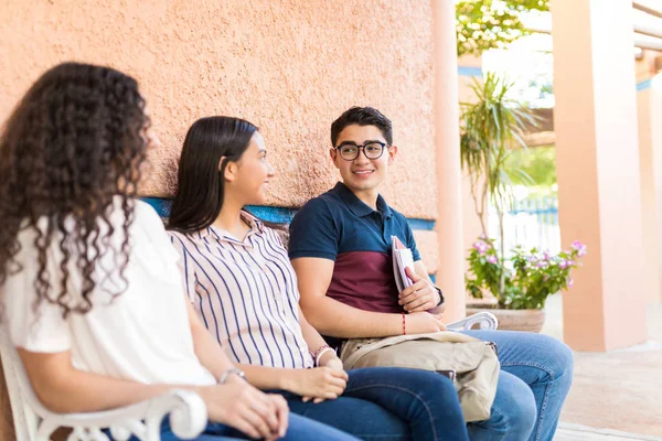 Guapo Joven Sonriendo Mientras Mira Sus Compañeros Clase Pasillo Universidad —  Fotos de Stock