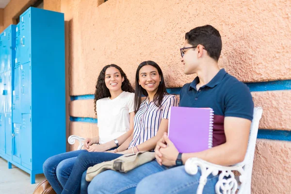 Meninas Sorridentes Olhando Para Amigo Masculino Sentado Banco Campus Faculdade — Fotografia de Stock