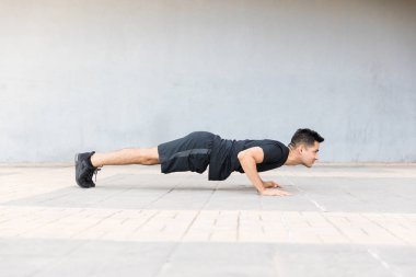 Adam ısınmak ve onun eğitim parçası olarak Push-up yapıyor yan görünümü