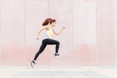 Şehirde bina ile koşu kararlı sportif kadın