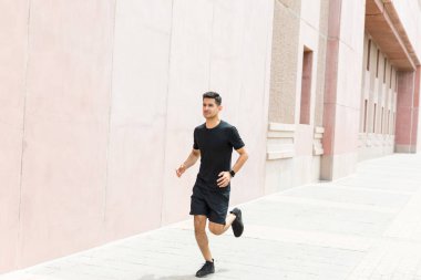 Şehirde kararlı koşucu koşu tam uzunluğu