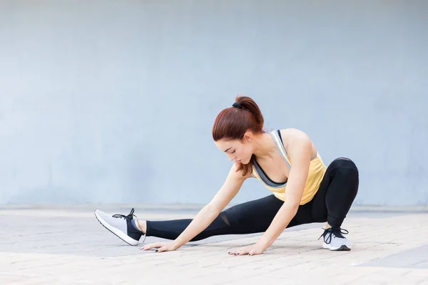 Volledige Lengte Van Jonge Vrouw Sportkleding Genieten Van Haar Oefening — Stockfoto