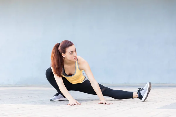 Mujer Flexible Deportiva Calentándose Con Determinación Ciudad — Foto de Stock