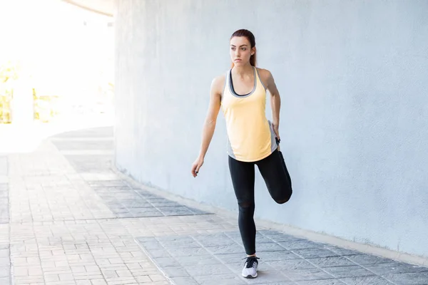 Corredor Femenino Estirando Pierna Antes Una Larga Carrera Mientras Está — Foto de Stock