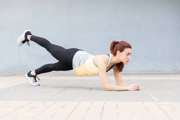 Longitud Completa Mujer Fuerte Posición Tablón Con Pierna Hacia Arriba — Foto de Stock