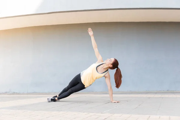 Actieve Vrouwelijke Atleet Beoefenen Kant Plank Stoep — Stockfoto