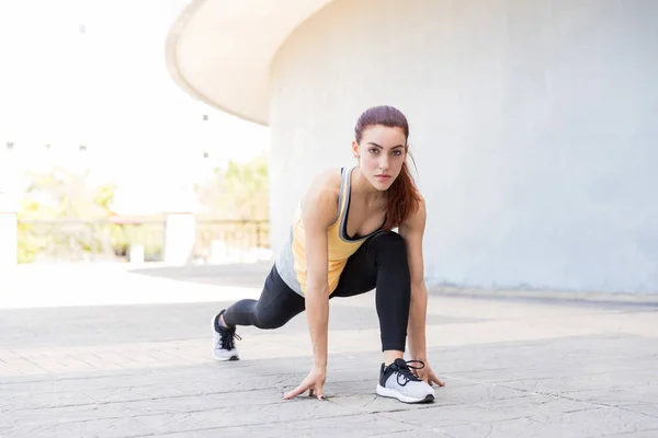 Portrait Attractive Young Woman Doing Low Lunge Pose Sidewalk — Stock Photo, Image