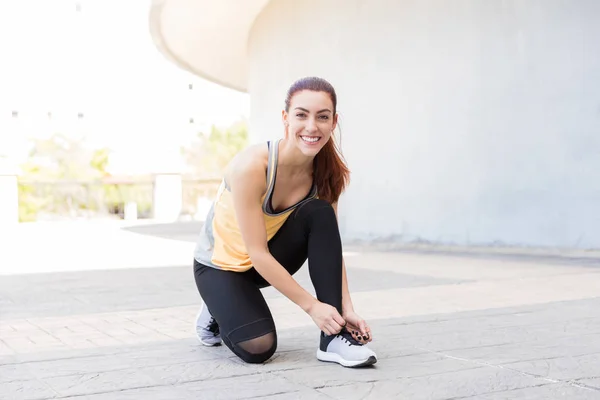 Mujer Fuerte Sonriente Atándose Los Zapatos Antes Salir Correr Acera —  Fotos de Stock