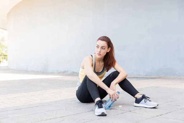 Sportieve Vrouw Zittend Trottoir Drinkwater Training Ochtend — Stockfoto