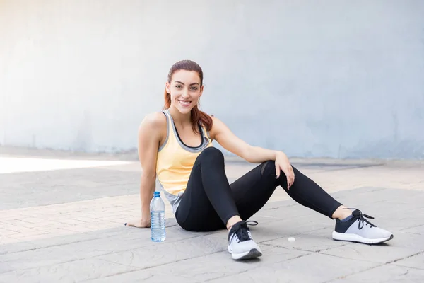 Lunghezza Completa Dell Atleta Donna Felice Che Prende Una Pausa — Foto Stock