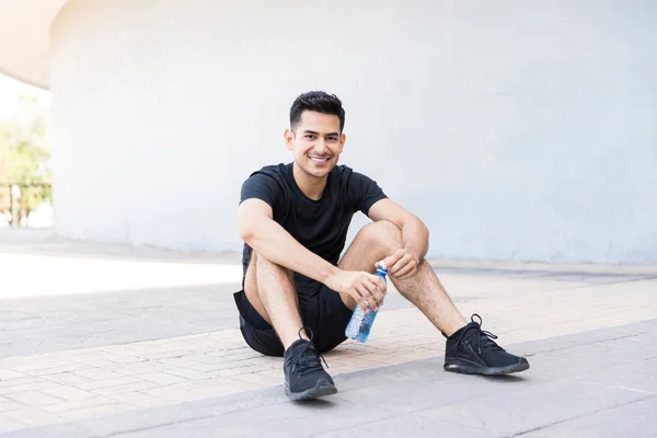 Sorrindo Jovem Corredor Hispânico Fazendo Uma Pausa Beber Pouco Água — Fotografia de Stock