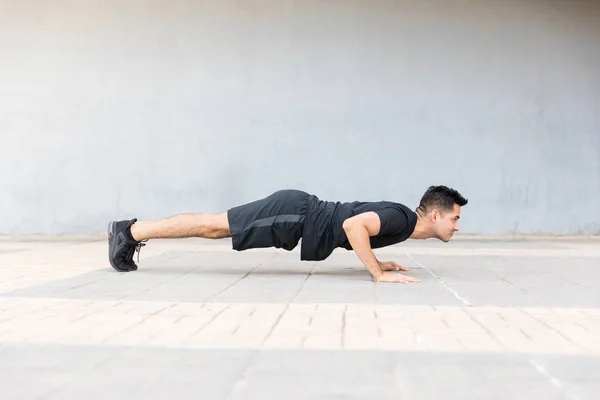 Visão Lateral Homem Aquecendo Fazendo Flexões Como Parte Seu Treinamento — Fotografia de Stock