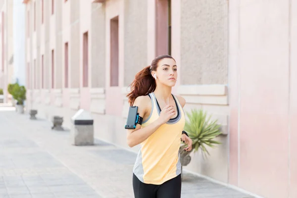 Atleta Femenina Segura Haciendo Ejercicio Físico Mientras Escucha Música Ciudad — Foto de Stock