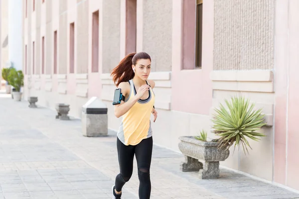 确定白种妇女穿着运动服在人行道上慢跑 — 图库照片