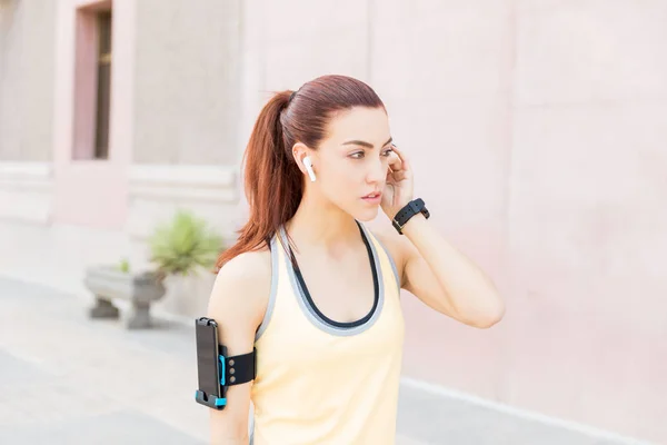 Mujer Bonita Haciendo Ejercicio Aire Libre Ciudad Mientras Escucha Música —  Fotos de Stock