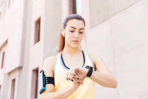 Piękna Kobieta Sprawdzanie Jej Postęp Fitness Smartwatch App Treningu — Zdjęcie stockowe