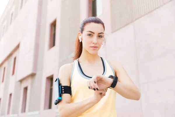 Portret Biegaczem Sprawdzanie Tętna Smartwatch Jogging Mieście — Zdjęcie stockowe