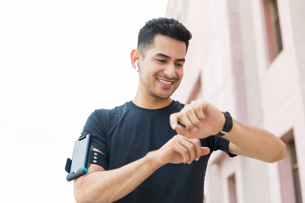 Bonito Jovem Preparando Smartwatch Antes Correr Cidade — Fotografia de Stock