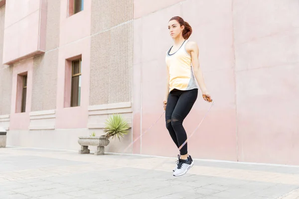 Toegewijde Jonge Vrouw Sportswear Trainen Met Springtouw Stad — Stockfoto