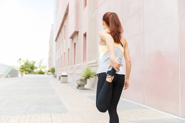 Vrouwelijke Jogger Stretching Been Tijdens Het Opwarmen Tijdens Sporttraining — Stockfoto