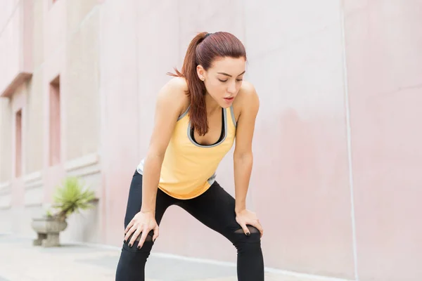 Uitgeput Vrouwelijke Jogger Het Nemen Van Een Pauze Het Trainen — Stockfoto