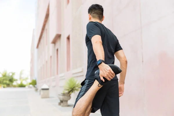 Atleta Masculino Que Estira Pierna Mientras Hace Ejercicio Calentamiento —  Fotos de Stock