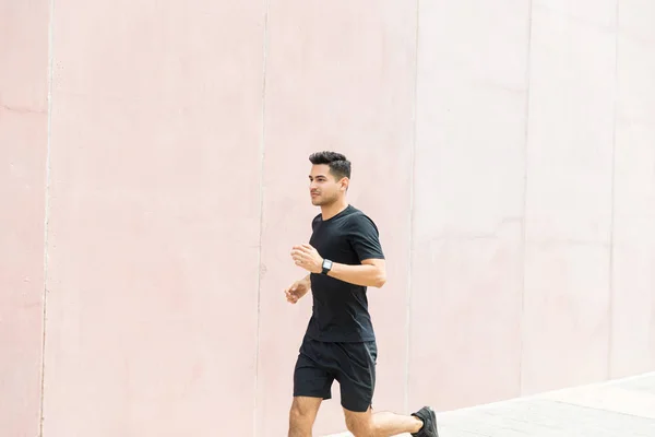 Şehirde Duvarla Çalışan Özel Erkek Koşucu — Stok fotoğraf